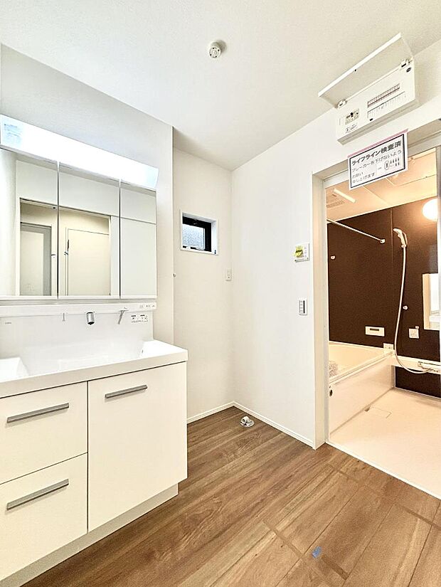 【脱衣場】清潔感のある快適空間です。毎日の身支度も気持ち良くお使い頂けます。