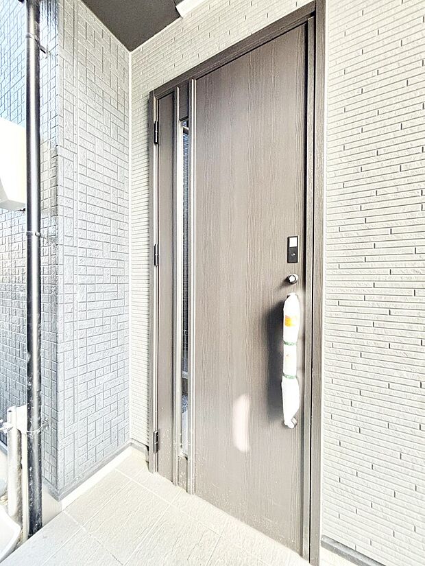 【玄関】玄関前は雨が降っても濡れにくい屋根付き