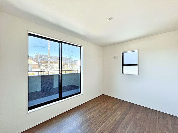 【寝室】明るいバルコニーサイドに洋室を設置。目覚めの良い寝室に。