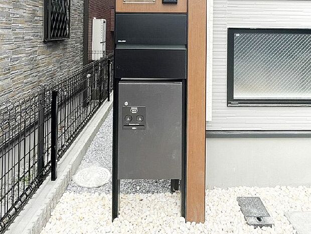 【その他現地】荷物の受け取りが多い方も安心！不在時にも荷物が受け取れる宅配BOX付きです。