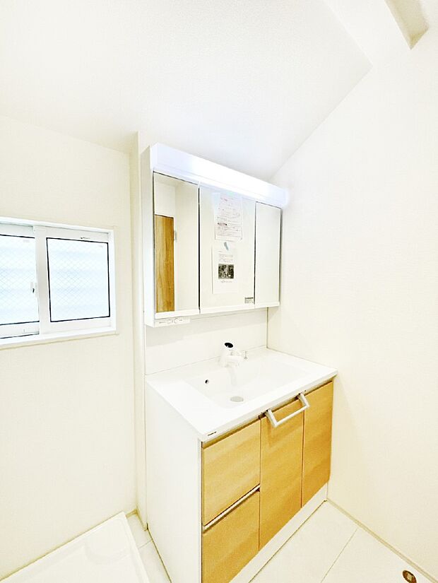 【脱衣場】1日の始まりも心地よく！柔らかな朝の光を感じられる窓がついた洗面室