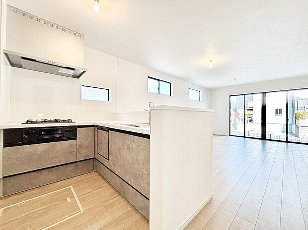 【ダイニングキッチン】料理をしながらご家族との会話を楽しめる対面カウンターキッチン