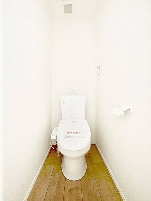 【トイレ】明るく清潔感のあるトイレです。 