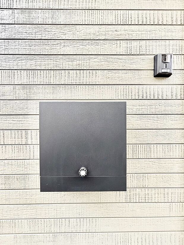 【その他現地】シンプルデザインのポスト。