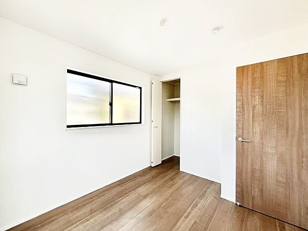 【子供部屋】お子さまのお部屋としても!衣類の整理整頓に便利なクローゼット付きの洋室。