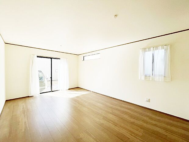 【リビングダイニング】大きな窓からたっぷりの陽光と風を感じられるリビング