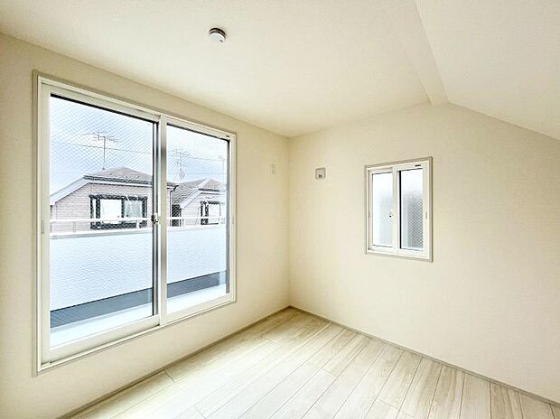 【洋室】明るいバルコニーサイドに洋室を設置。目覚めの良い寝室に。