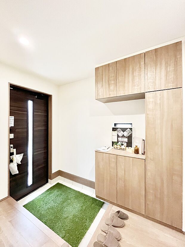 【玄関】ガラススリットの入った玄関ドアが室内に光を届けてくれます