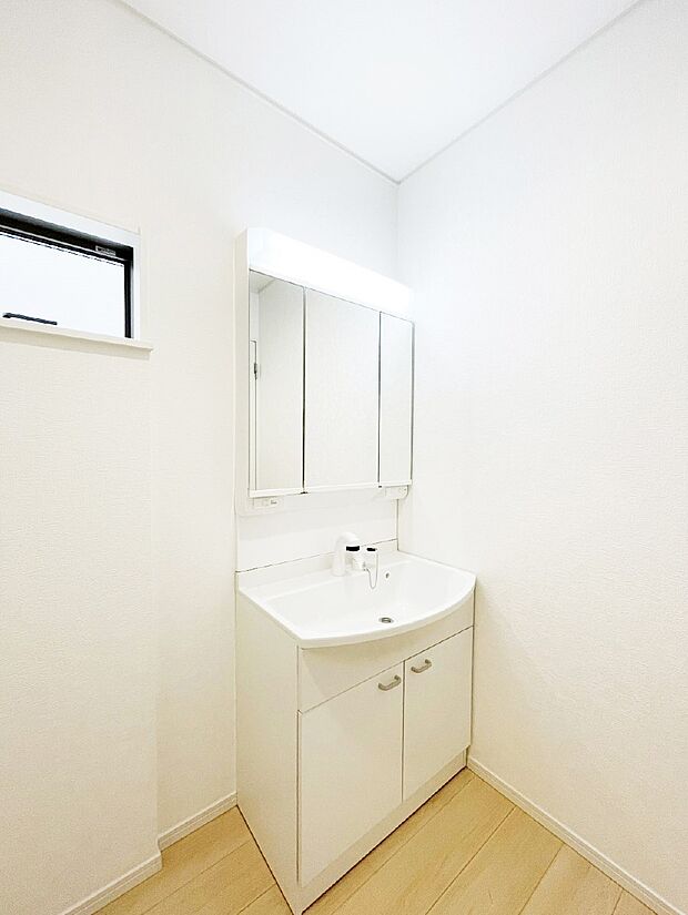 【脱衣場】清潔感ある洗面化粧室で朝の身支度も快適