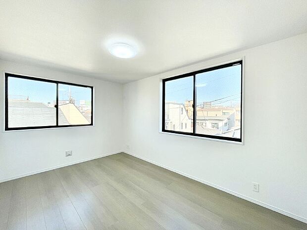 【子供部屋】2面採光で気持ちよく自然光が取り入れられるのでお子様のお部屋にもピッタリ