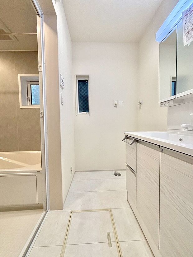 【脱衣場】清潔感のある快適空間です。毎日の身支度も気持ち良くお使い頂けます。