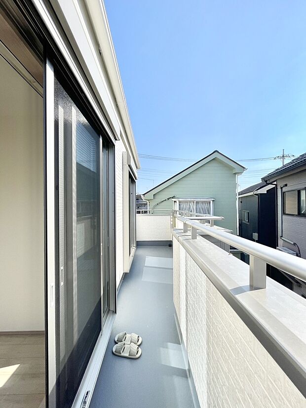 【バルコニー】気持ちよい陽光と風を感じられます