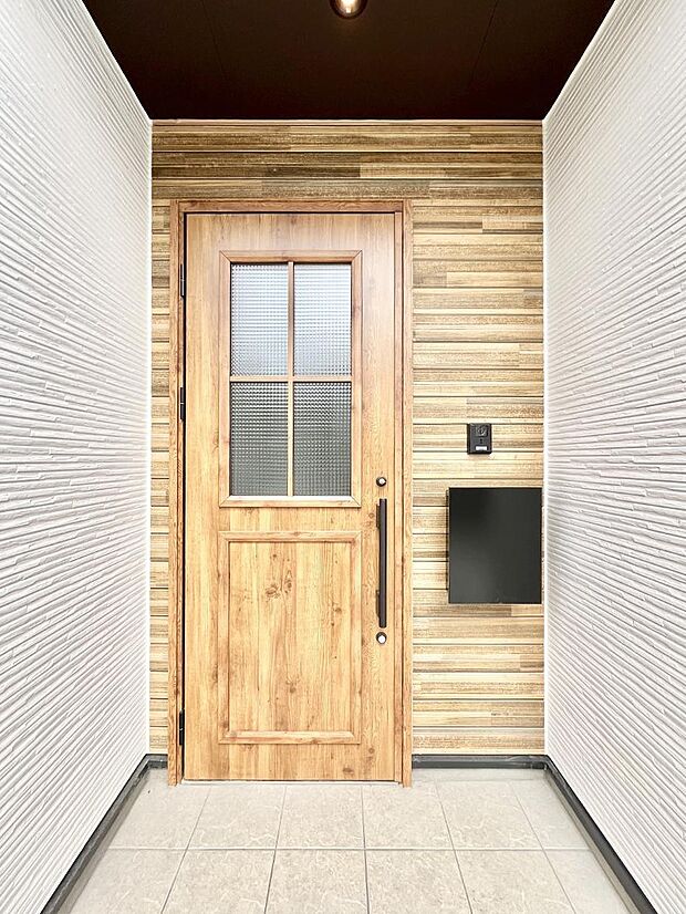 【玄関】大切な家族、来客を出迎える玄関。