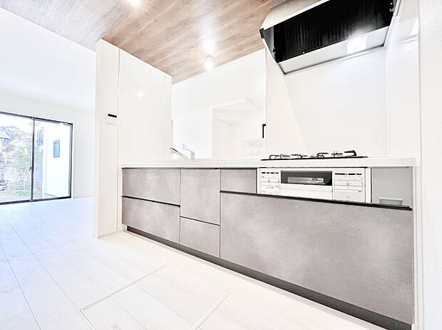 【ダイニングキッチン】ご家族の会話弾む対面キッチン。お料理中のパパママもご家族と過ごす時間が増えそう!