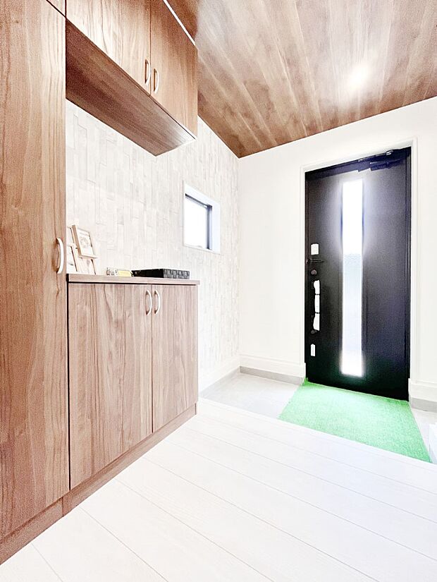 【玄関】上質な空間でお出迎え!天井には木目調の軒天材を使用したアクセントクロスを使用。