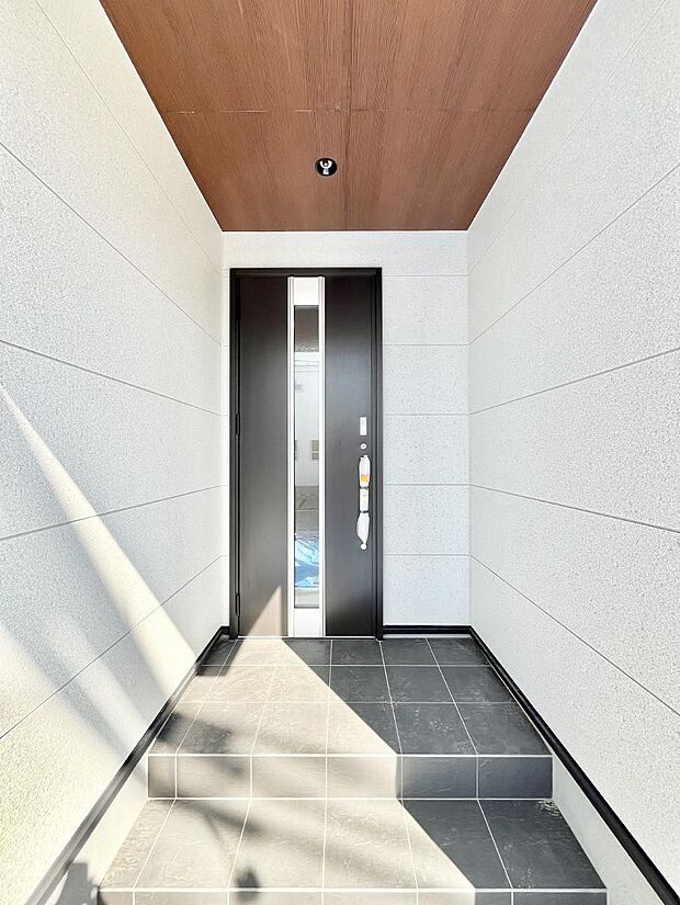 【玄関】玄関前は雨が降っても濡れにくい屋根付き