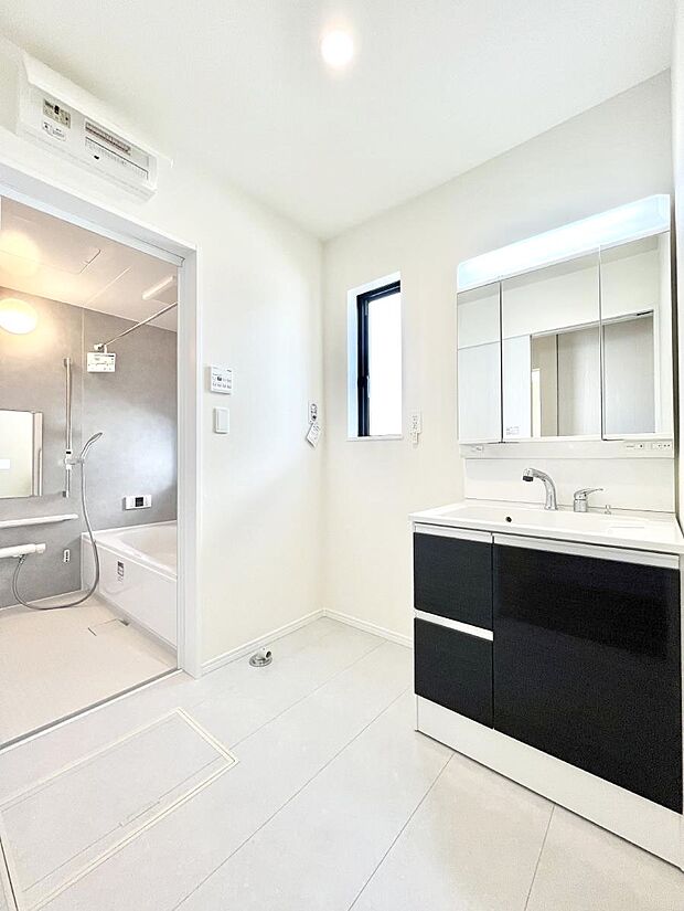 【脱衣場】清潔感のある快適空間です。毎日の身支度も気持ち良くお使い頂けます。