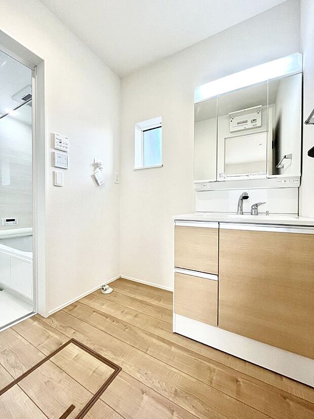 【脱衣場】清潔感のある快適空間です。毎日の身支度も気持ち良くお使い頂けます。