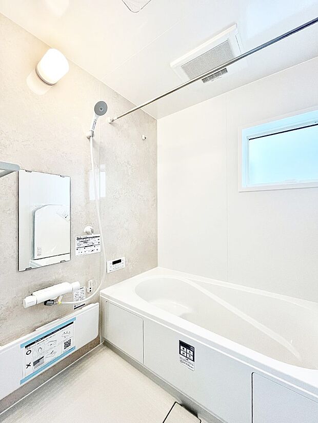 【浴室】一日の疲れを癒してくれる明るい清潔感のあるバスルーム