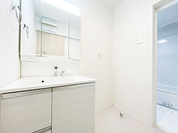 【脱衣場】清潔感ある洗面化粧室で朝の身支度も快適