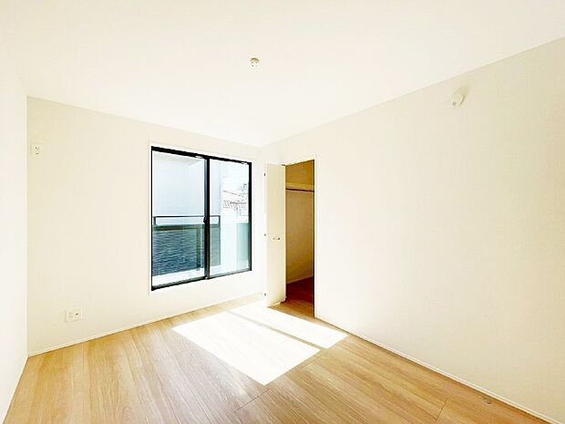 【洋室】バルコニーが開放感をプラスしてくれる洋室