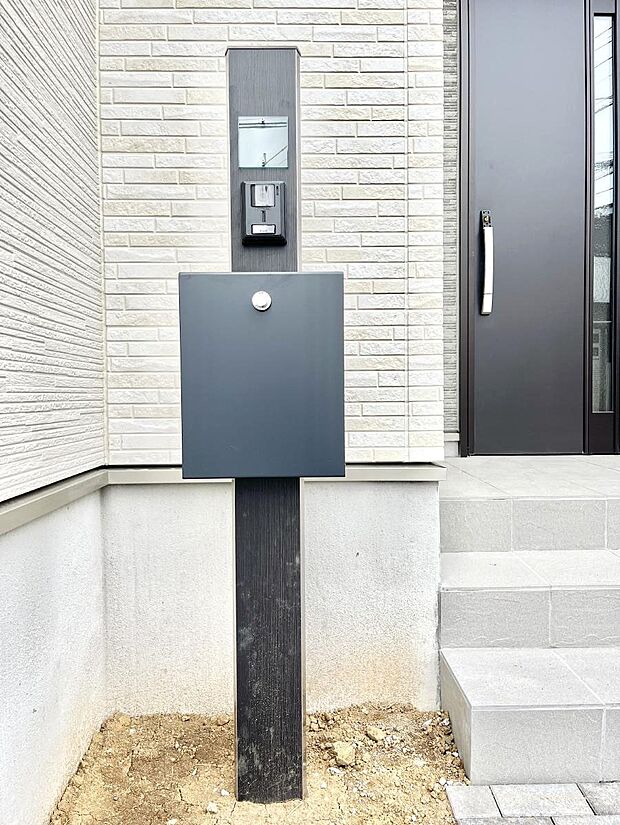 【その他現地】シンプルデザインのポスト。