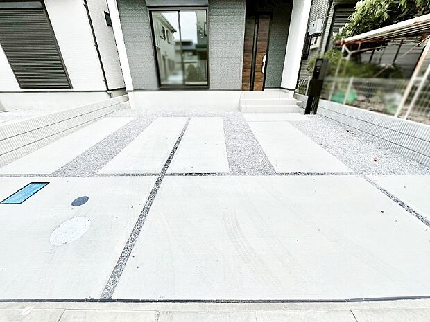 【駐車場】目の前が駐車場だと雨の日も大量にお買い物をした時も便利ですね