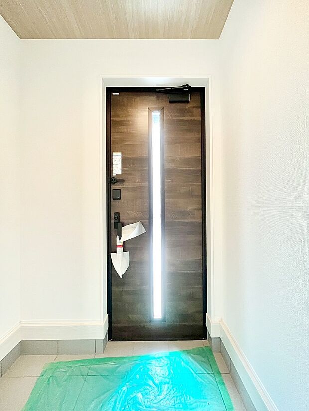 【玄関】明るい陽光が入り込む玄関。ご家族の靴もスッキリ収納できる玄関収納付き！