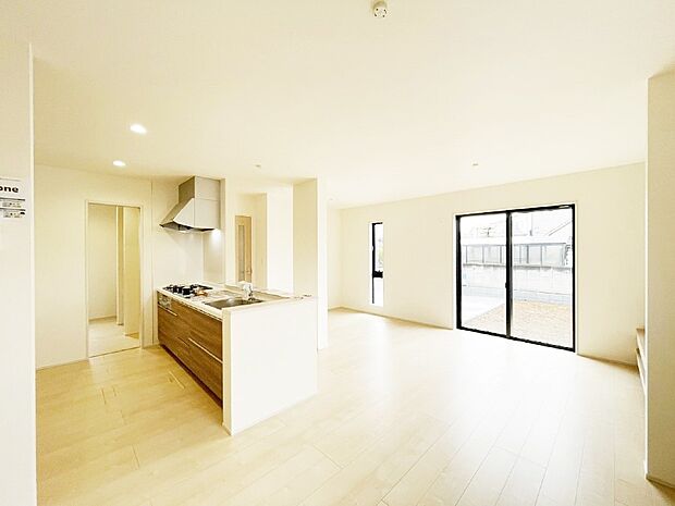 【リビングダイニング】大きな窓からたっぷりの陽光と風を感じられるリビング