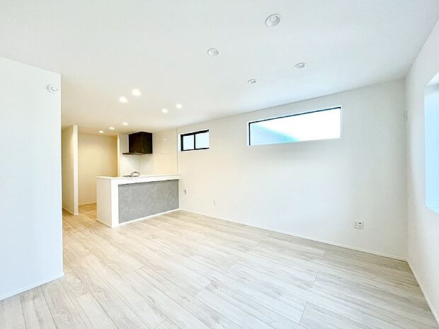 【リビングダイニング】明るい陽光が注ぎ、寛ぎの雰囲気に満たされるリビング・ダイニング。 