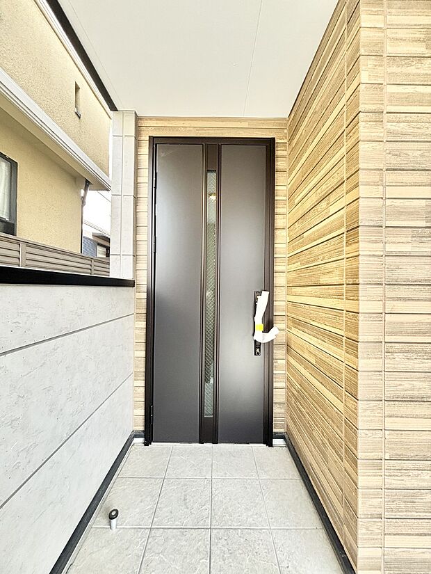 【玄関】大切な家族、来客を出迎える玄関。