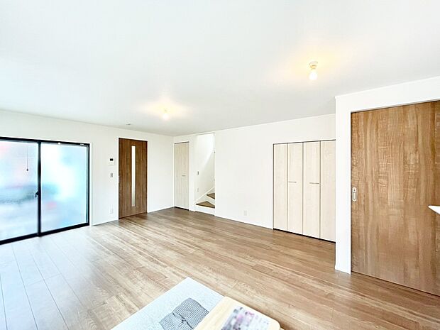 【リビングダイニング】大きな窓からたっぷりの陽光と風を感じられるリビング