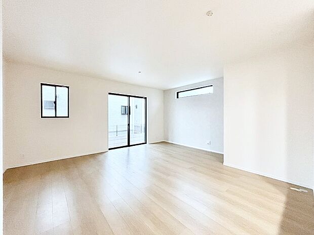 【ダイニング】家族の笑顔が自然と生まれてくる、そんな雰囲気のダイニングに仕上がっています。