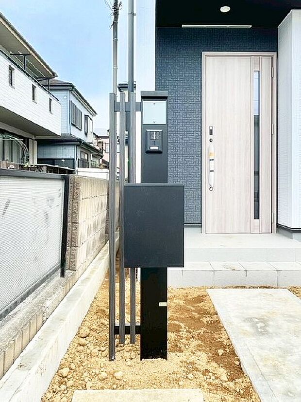 【その他現地】シンプルデザインのポスト。