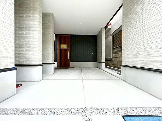 【駐車場】大切なお車を雨風から守ってくれるビルトイン車庫