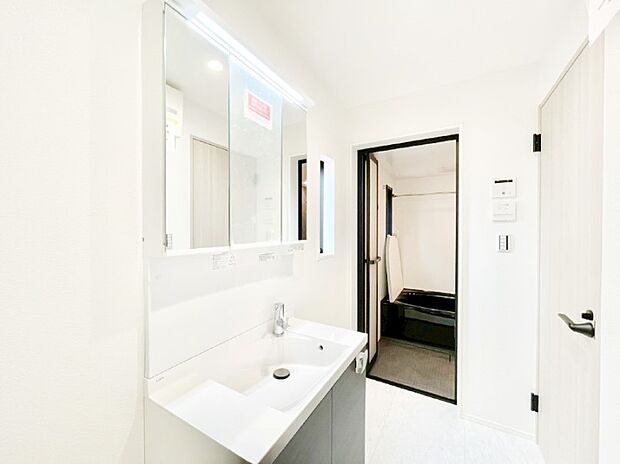 【脱衣場】清潔感のある快適空間です。毎日の身支度も気持ち良くお使い頂けます。