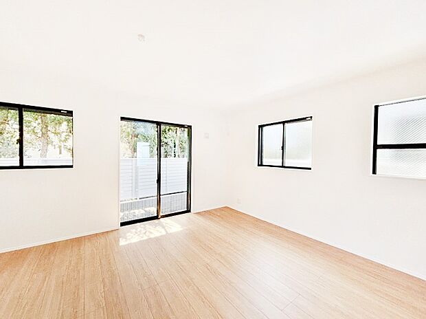 【リビングダイニング】明るい陽光が注ぎ、寛ぎの雰囲気に満たされるリビングダイニング