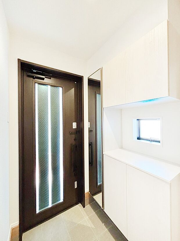 【玄関】ご家族やお客様を気持ちよくお出迎え！明るい陽光が入り込む玄関。