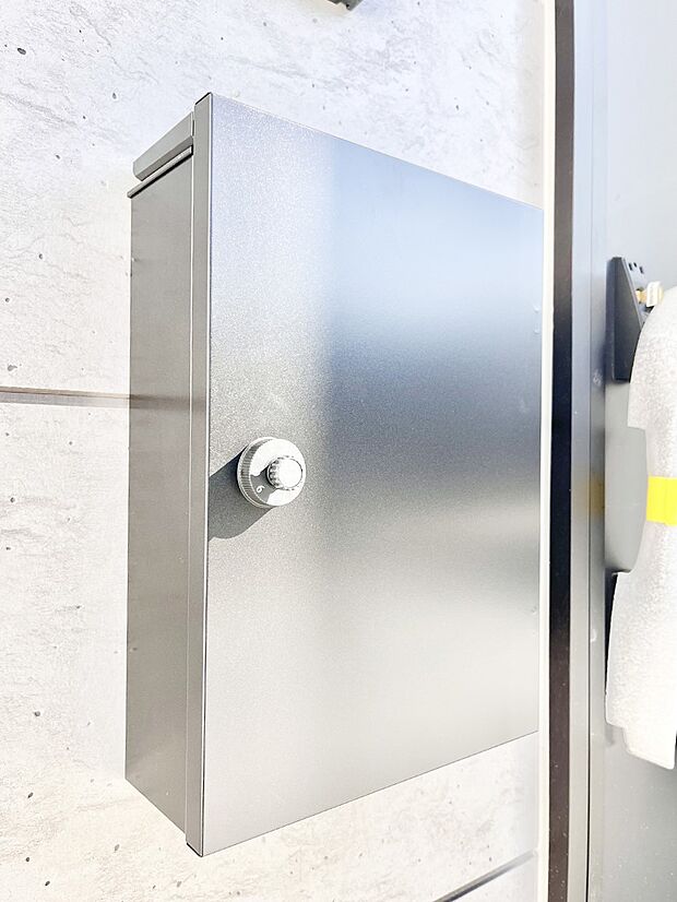 【その他現地】シンプルなデザインのポスト