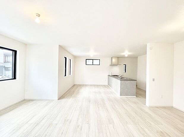 【リビングダイニング】家族団らんの時間も増えそうなくつろぎのリビングダイニング。