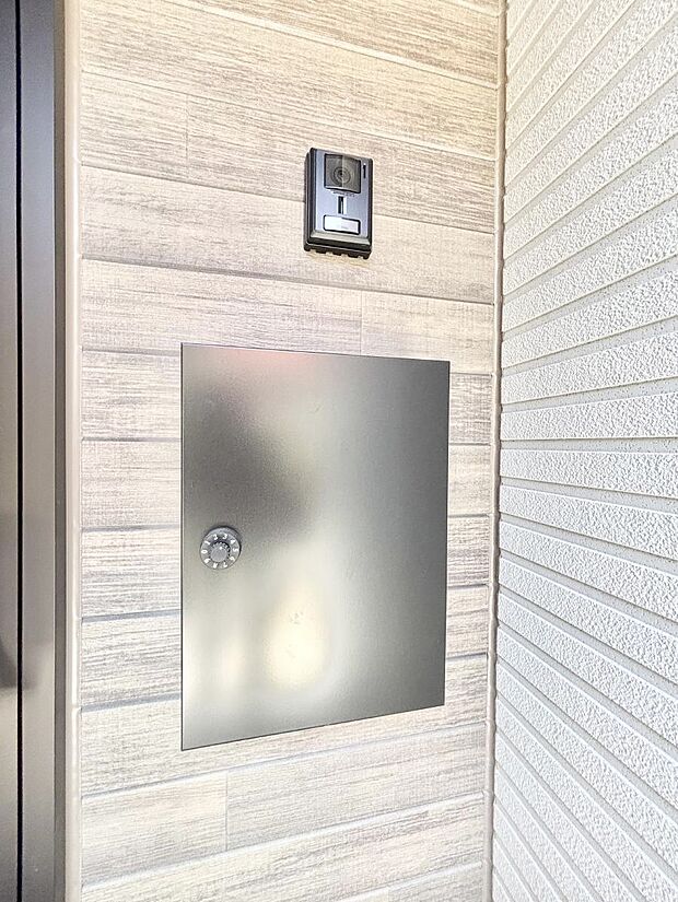 【その他現地】シンプルデザインのポスト。