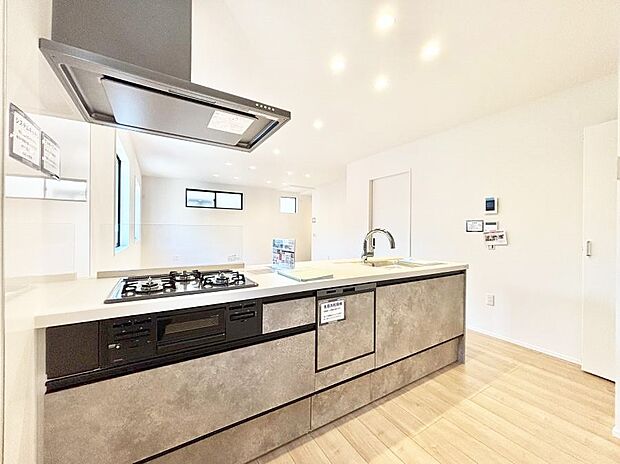 【ダイニングキッチン】料理をしながらでもご家族との会話を楽しめる対面キッチン