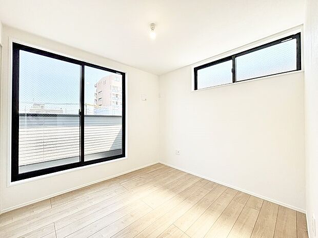 【寝室】使いやすい形でベットや家具の置き方にも困ることもありません。