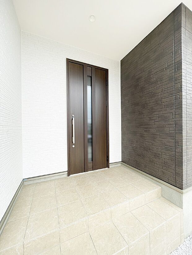 【玄関】玄関前は雨が降っても濡れにくい屋根付き