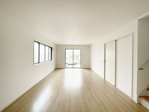 【リビングダイニング】開放感ある広々リビングは明るい陽光が入り込む家族みんなの憩いの空間です