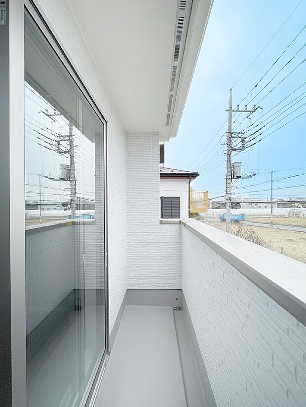 【バルコニー】気持ちよい陽光と風を感じられます