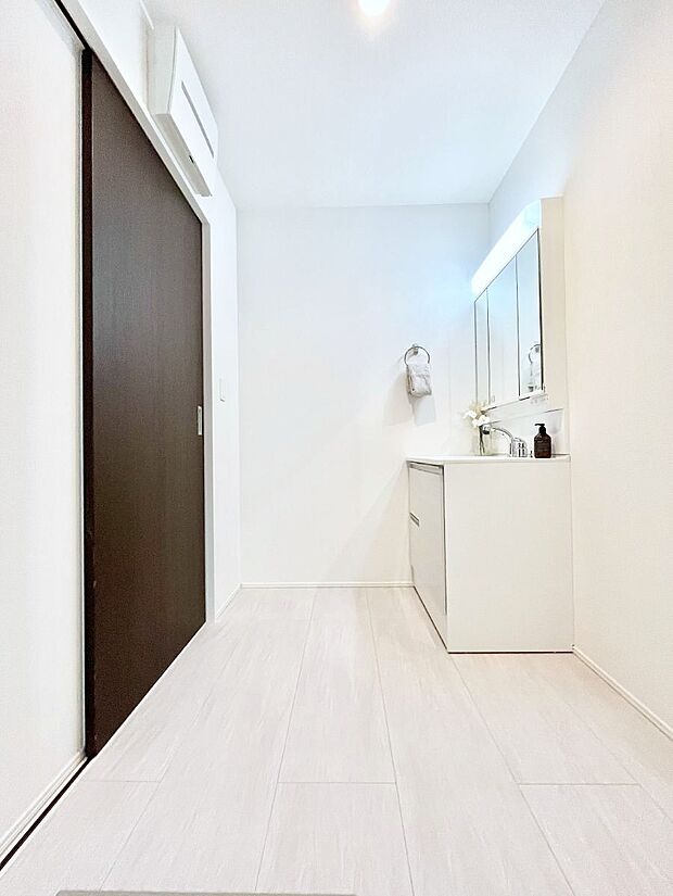 【脱衣場】清潔感のある快適空間です。毎日の身支度も気持ち良くお使い頂けます。