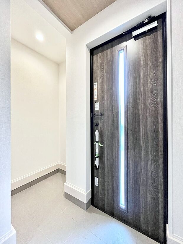 【玄関】シューズインクローク付きの玄関。家族全員の靴や雨具などすっきり収納できます。