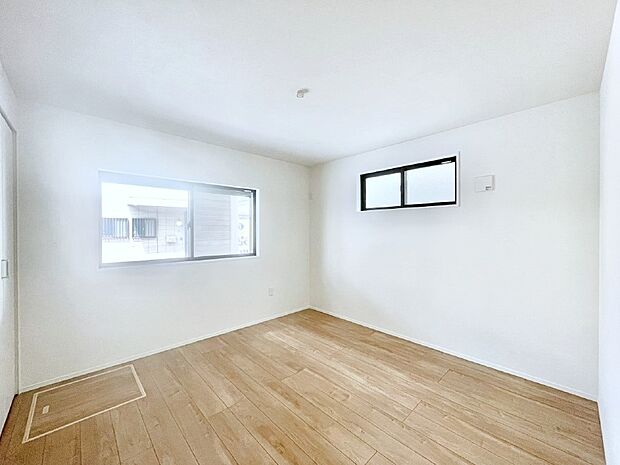 【洋室】2面採光を確保した明るい空間。家族みんなが快適な暮らしを実現する設計です。