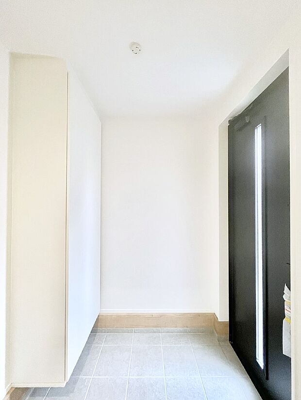 【玄関】明るい玄関はお客様をお出迎えするのにぴったりです！ 